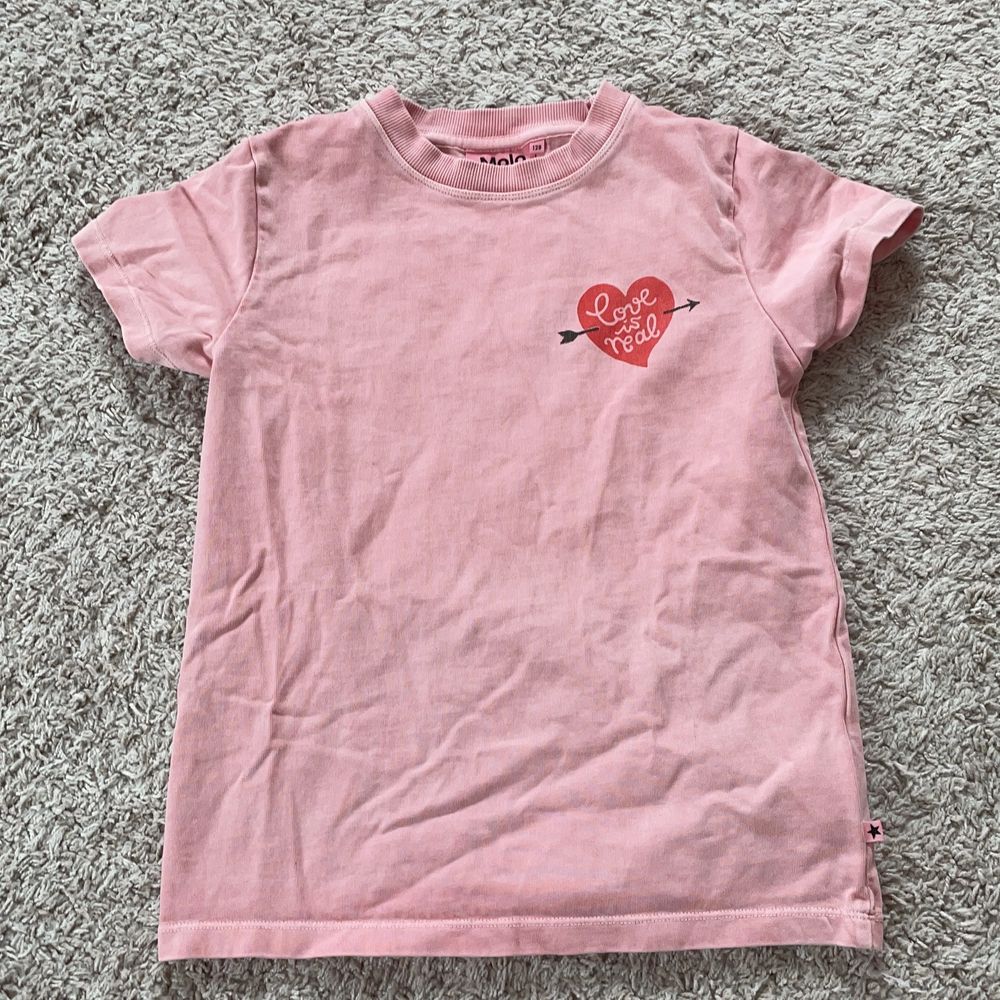 Jätte fin rosa tröja som har använts 2 gånger. Lite tjockare. Köparen står för frakten 💕👍. T-shirts.