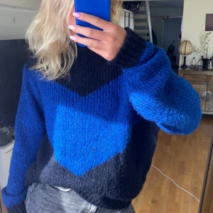 na-kd tröja - säljer denna jätte fina stickade na-kd tröjan som är i väldigt bra skick💙🖤