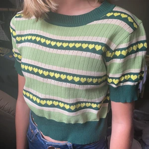 Snygg topp/tröja - En cool tröja (magtröja) köpt här på Plick! Säljer då jag tyvärr inte använder den lika mycket längre, jättebra skicka och supersnygg!! Står ingen storlek, men passar allt från Xs-M då den är stretchig👍