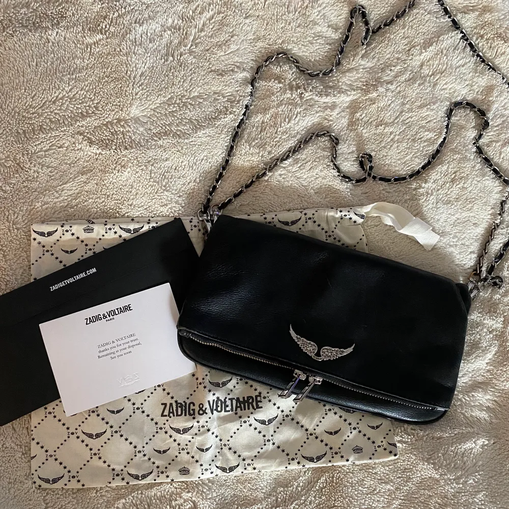 Säljer nu min fina väska från Zadig&Voltaire i den stora modellen. Den är i väldigt fint och bevarat skick. Köpt på Zadig’s egna hemsida, så dustbag m.m medföljes. Nypris 320 EUR. Kan skicka fler bilder vid intresse. . Laukut & Käsilaukut.