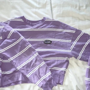 Lila Tröja - Hej! Säljer denna lite kortare crewneck då den inte riktigt är min stil längre. Köpt för 400kr! Skriv om ni är intresserade 🤍🤍🤍