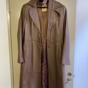 Brun skinnkappa från MANGO - Unik läderkappa från Mango❤️‍🔥