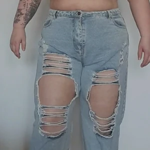 Slitna mom jeans - Plus size slitna mom jeans! Stlk 48. Bekväma men inte min stil så endast provade. 