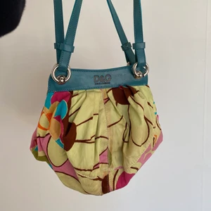 DOLCE&GABBANA - Supersöt blommig D&G väska🌸🌼🌸🌼 köpt i andra hand, finns en del brister i mitten där fram och har inte vågat tvätta väskan i och med att den kanske skulle bli förstörd 🙃
