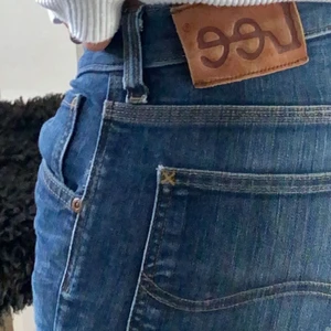 low waist lee jeans  - Lee jeans som är min mammas gammla. Skriv för mer bilder, säljer dom för att dom är lite stora. dom är baggy men lite thight på låren men lite lösa (beror dock på vilken storlek man är). bra skick och dyrt märke. Frakt står köparen för💕