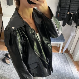 Nylon jacka - Super snygg nylonjacka oversized. Knapparna till två remmar på axlarna har gått upp men går att sy fasst enkelt.