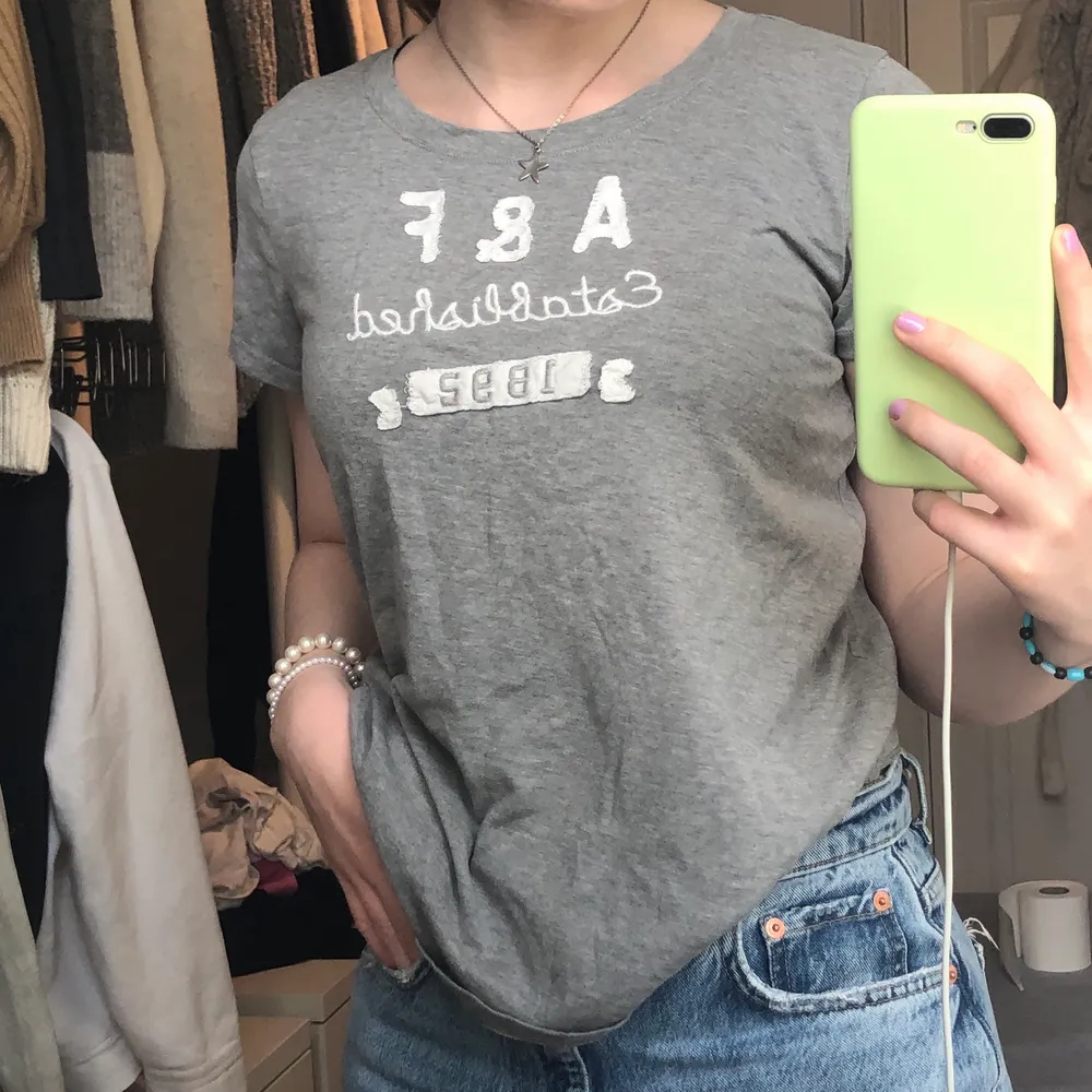 Grå jätteskön t-shirt med tryck på, lite tunnare och alltså inte så varm. Från Abercrombie & Fitch. Stl S💞 Köparen står för frakten!💋. T-shirts.