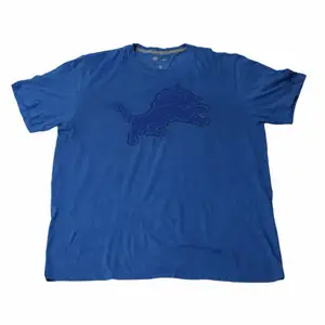 En sjukt Nice blå tröja som har ett riktigt fint marinblått tryck över bröstet som passar in perfekt. Är en tröja gjord av Nike åt et NFL lag. Den är mer utav en regular fit.