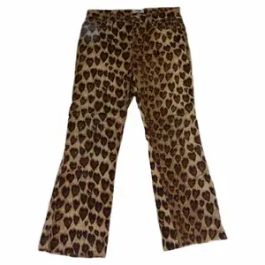 Unika vintage moschino jeans med leopardmönster i hjärtform, storlek 28 och passar storlek 36/s, utsvängda ben och midwaist😍