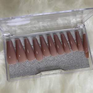 Press On nails available in different colors Reusable, long lasting Comes with prep kit (mini file, mail tabs, cuticles, pusher and alcohol pads.