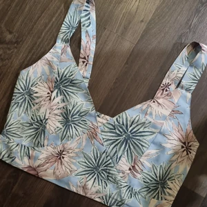 Blommig topp - Supersöt topp passar 36-38 💕 oanvänd. Passar den med mindre byst ❤