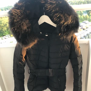 NY hollies dunjacka - Helt oanvänd vinterjacka i dun från Hollies (modell killington) storlek 38. Stor jättefin pälskrage i äkta päls (avtagbar) och bälte i midjan som man också kan ta bort om man vill. (Köptes för 3700 som nypris)