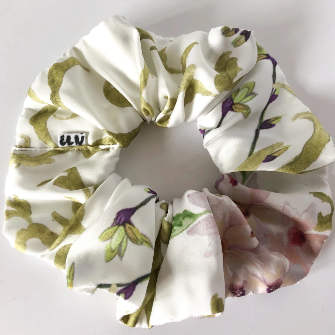 Underbar scrunchie med blommor - 90