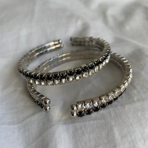 Armband  - Säljer dessa två super fina armband. 