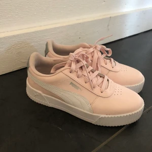 Puma sneakers, nyskick! - Rosa/vita puma skor med softfoam sula. Använda Max 3gånger, blev bortglömda.  Storlek 35 250kr