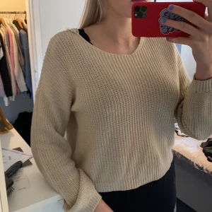 Stickad tröja - Stickad tröja med spetsig urringad rygg. Strl S. Frakt tillkommer 66kr 