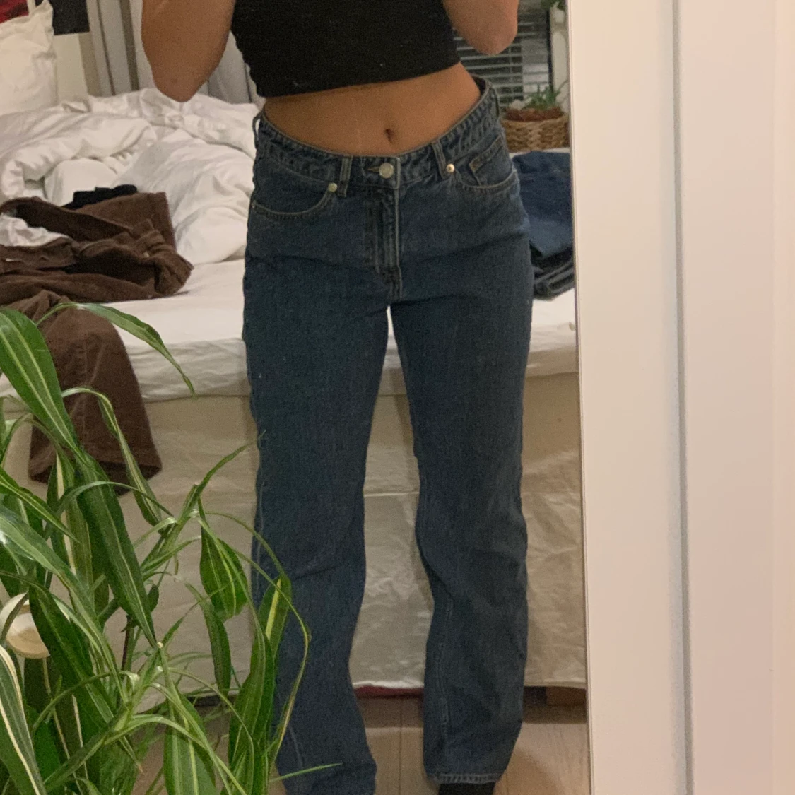 Mörka lightwashed jeans från monki (midwaist) - 90