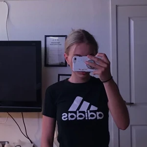 Adidas T-shirt - Bra skick. Skulle säga den sitter som en tight, liten XS. Bara att skriva vid intresse, frågor eller önskan om fler bilder. Endast post och Swish!