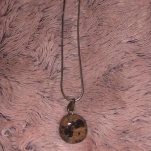 Brunsten halsband  - Brun Sten halsband, i fin och ny skick. Har även i blåa🤍 kan fraktas