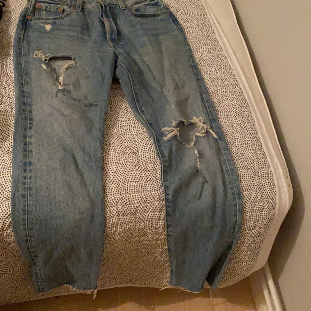 Säljer mina snygga Levis jeans för de inte kommer till användning. De är i strolek S med snygga slitningar. Köpta för 800kr säljer för 150kr . Köparen står för frakt.. Jeans & Byxor.