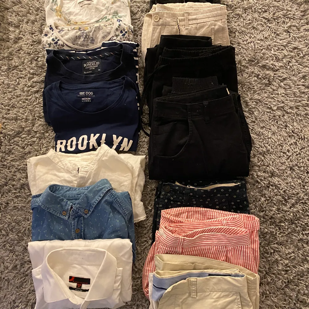 20kr per tröja, 40kr per byxa!  Shorts beige, stl 31. Ralph Lauren Shorts vit röd. Stl 32. Calvin Klein Cargo Pants svart. Stl M. Saligia 157 Shorts Blommig. Stl 30. H&M Kostym mjukis svart. Stl M. H&M Jeans svart slim fit. Stl står inte. Only & Sons Linne skjorta vit. Stl large. Smog T-shirt marin blå. Stl M. Bondelid T-shirt marin blå. Stl M. 157 T-shirt vit blommig. Stl M. 157 Skjorta vit. Stl 39/40 M. Dressmann. Skjorta jeans färg. Stl M.  Linné byxor beige. Stl M. ZARA T-shirt vit blommig. Stl L. Jack&Jones . T-shirts.