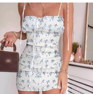 Snygg sommarklänning  - !!Lånade bilder!! Säljer samma klänning. Aldrig använd superfin men passade inte riktigt mig! Buda i kommentarerna AVSLUTAS: fredag 12/3 kl. 22