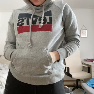 Levi’s hoodie - Har lite slitningar vid ena armmuffen, men inga andra synliga defteker. 