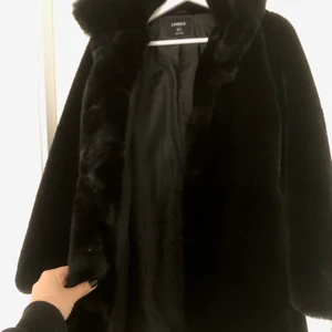 Pälsjacka - Pälsjacka med fakepäls. I gott skick, använd fåtal gånger.