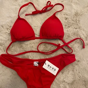 Bikini - Storlek S i överdelen och M i nederdelen. 