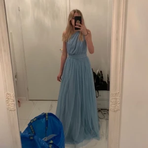 Balklänning  - En blå lång fin balklänning som alldrig kom till användning pga Corona. Den har ganska mycket under tyg så att det klänningen ska få lite mer volym. Köpt på asos för 949 Kr. Prislappen sitter  forfarande kvar på klänningen 🤍pris kan sänkas+ frakt 💫