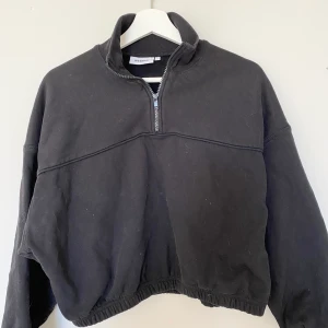 Weekday ziptröja - Snygg ziptröja från weekday som passar till allt! Sparsamt använd! Köparen står för fraken 💓💓