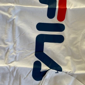 FILA tshirt - Tshirt från FILA med stort tryck på bröstet ovh ett litet på ena ärmen | strl M | frakt tillkommer