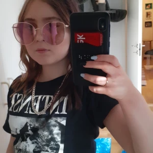 Glasögon - Ett par ljusrosa solglasögon har aldrig använd i väldigt bra skick behöver säljas innan de slängs.