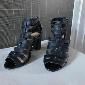 Skor - Svarta klackskor🖤 super somriga och fina men inte min stil tyvärr🥺 passar strl 37/38, klacken är ca 7cm hög🥰 frakten vet jag inte riktigt vad den går på, men hör av mig om det ifall någon är intresserad💜 