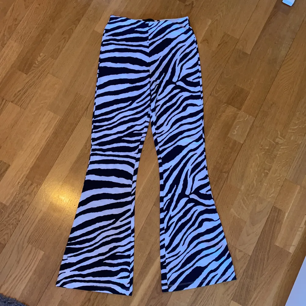 Zebramönstrade byxor från asos, säljer pga att jag ej fått användning för dem. Skriv privat om ni vill ha en bild hur de ser ut på💛💛. Jeans & Byxor.
