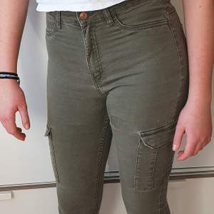 Militärgröna jeans med fickor på sidorna av låren. Sitter tajt men bekvämt. Har använt ett par gånger, men det är inget fel på byxorna.