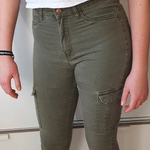 Brallor  - Militärgröna jeans med fickor på sidorna av låren. Sitter tajt men bekvämt. Har använt ett par gånger, men det är inget fel på byxorna.