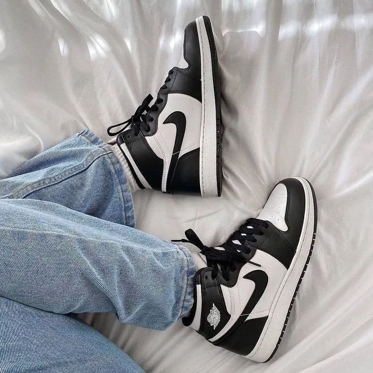 Customized Nike's i storlek 39, inspirerade av Nike Jordan's. Så snygga nu till våren med jeans (första bilden är lånad från Pinterest) 😍 De är äkta Nike's i modellen Court Borough Mid 🖤 Färgen är permanent och vattenresistent. Följ gärna min Instagram @elsacustoms 🖤. Skor.
