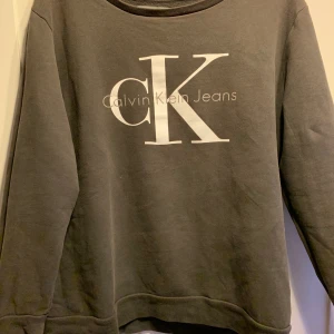 Calvin Klein Jeans sweatshirt  - Säljer min Calvin Klein Jeans sweatshirt🤍 Den är i ett mycket fint skick! Inga fläckar eller skador. Har tyvärr klippt bort storlekslappen då den kliade. Skulle dock tippa på att den är i M-L.              Nypris ligger på ca 500-700kr men säljer den för 100kr + frakt (66kr spårbart)✨ Betalning sker via swish💫