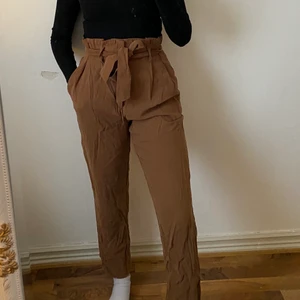Bruna byxor - Så sköna & snygga. Använda vid endast 3 tillfällen så dessa är i super bra skick. 166kr totalt med frakt 🚚 