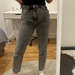 Grå jeans - Grå momjenas från Ginatricot i stl 34. Använda endast ett fåtal gånger och är i fint skick! Kontakta mig för fler bilder eller frågor!🌸
