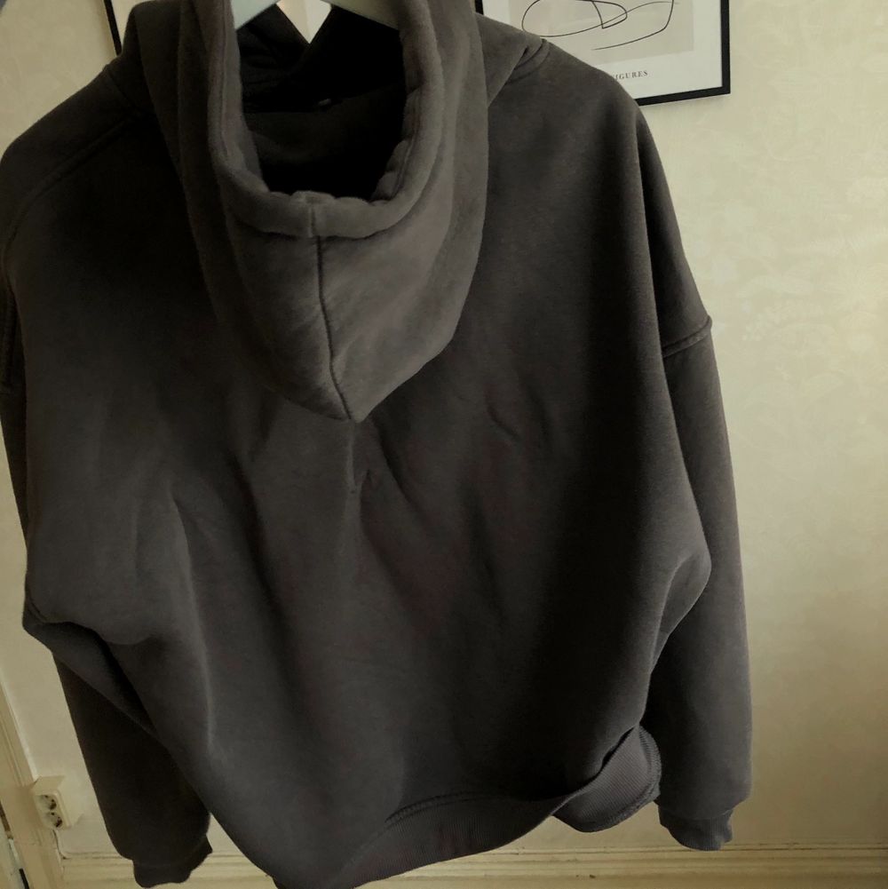 Mörkbrun/grå oversized hoodie från BIK BOK😜 Använt den väl men är ändå i mkt bra skick, skulle jag säga. Säljer pga stor garderobsrensning🙏🏻 Tycker om den mkt men tror att någon annan kan få större användning av den. Kontakta mig vid intresse eller lägg ett bud🖤 Högsta bud är nu uppe i 165kr + frakt🤎. Huvtröjor & Träningströjor.