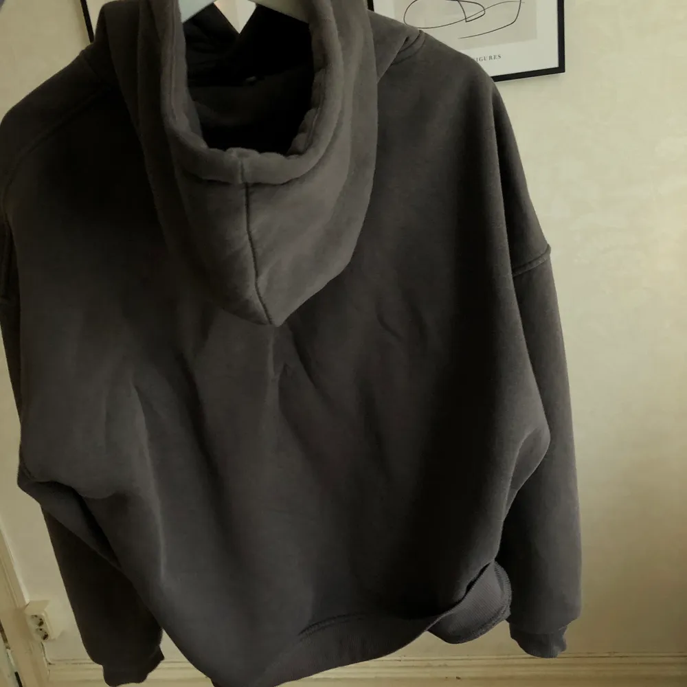 Mörkbrun/grå oversized hoodie från BIK BOK😜 Använt den väl men är ändå i mkt bra skick, skulle jag säga. Säljer pga stor garderobsrensning🙏🏻 Tycker om den mkt men tror att någon annan kan få större användning av den. Kontakta mig vid intresse eller lägg ett bud🖤 Högsta bud är nu uppe i 165kr + frakt🤎. Hoodies.