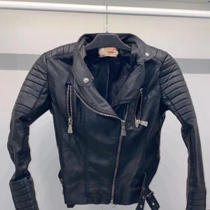 Skinnjacka chiquelle stl 38 - Säljer min skinnjacka ifrån chiquelle i storlek 38. Använd men i fint skick. Köparen står för frakt. Minns inte nypris men har för mig runt 500kr