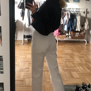 vita jeans - Vita jeans, voyage från weekday!! W24L30 men jag har klippt av sömmen längst ner, se tredje bilden✨✨💞 innerbens längden är runt 65cm!🐒