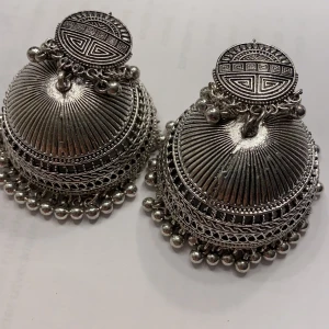 Örhängen  - Silvriga, runda örhängen! Oanvända, bra skick