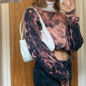 Tie dyed sweatshirt - Croped och tie dyed marinblå sweatshirt, strlk XL.