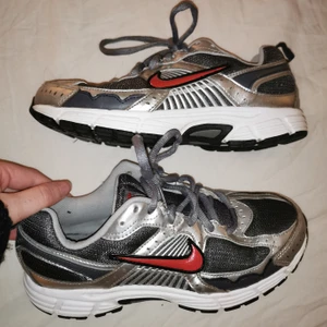 Nike sneakers  - Coolaste Nikeskorna!!! Tyvärr för små för mig😭😭😭 Om fler är intresserade blir det budgivning