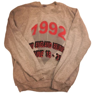 Sweatshirt - Vintage sweatshirt som jag hittat på min mormors vind. Några få fläckar men inget man tänker på, sitter perfekt oversized på mig som är en xs-s. Kan eventuellt mötas upp i Stockholm annars frakta spårbart(66kr). Pris kan diskuteras, privat för fler bilder💓