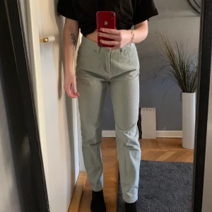 Manchesterbyxor  - Blå gröna manchesterbyxor från Nelly. Använda max 3 gånger💜